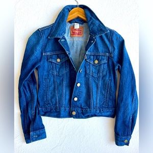 Classic Levi’s denim jacket. Impeccable wash and high/ low. Perfect condition!